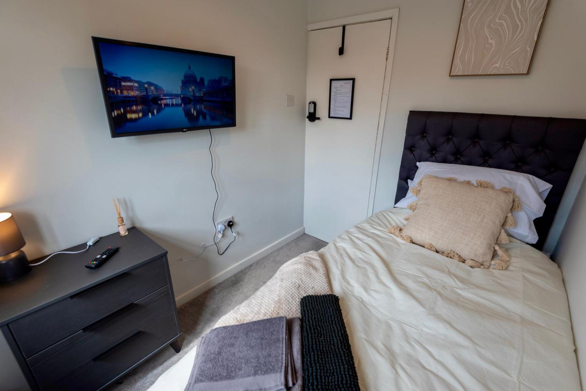 Single Room In Brand New 5 Bedroom Home BW Room 2 Solihull Exterior photo